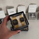 COMPRE 1 e LEVE 2 - Relógios CASIO Vintage Ultra Luxo Casal - Resistente à água | Aço Inoxidável + Caixinha CASIO de Brinde