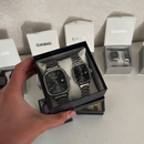 COMPRE 1 e LEVE 2 - Relógios CASIO Vintage Ultra Luxo Casal - Resistente à água | Aço Inoxidável + Caixinha CASIO de Brinde