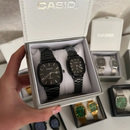 COMPRE 1 e LEVE 2 - Relógios CASIO Vintage Ultra Luxo Casal - Resistente à água | Aço Inoxidável + Caixinha CASIO de Brinde