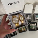 COMPRE 1 e LEVE 2 - Relógios CASIO Vintage Ultra Luxo Casal - Resistente à água | Aço Inoxidável + Caixinha CASIO de Brinde