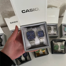 COMPRE 1 e LEVE 2 - Relógios CASIO Vintage Ultra Luxo Casal - Resistente à água | Aço Inoxidável + Caixinha CASIO de Brinde