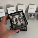 COMPRE 1 e LEVE 2 - Relógios CASIO Vintage Ultra Luxo Casal - Resistente à água | Aço Inoxidável + Caixinha CASIO de Brinde